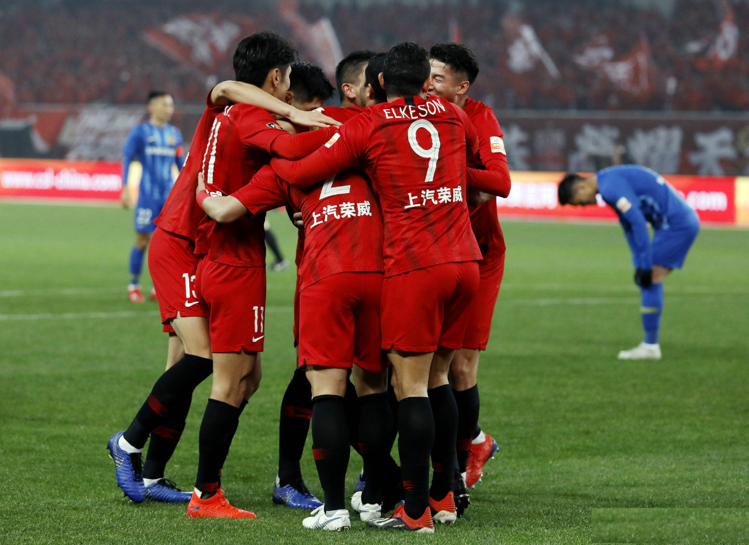 关于上海上港连胜,雄踞积分榜榜首的信息 关于上海上港连胜,雄踞积分榜榜首的信息