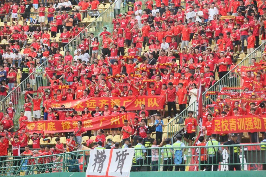 广州恒大实力强劲,球员备战下轮比赛 广州恒大实力强劲,球员备战下轮比赛