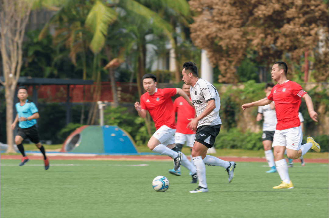 激励足球赛事再次开启,球员斗志昂扬,力求胜利 激励足球赛事再次开启,球员斗志昂扬,力求胜利