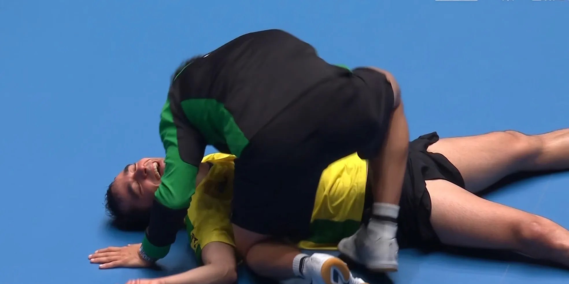 体育场上的激情碰撞，谁将笑到最后