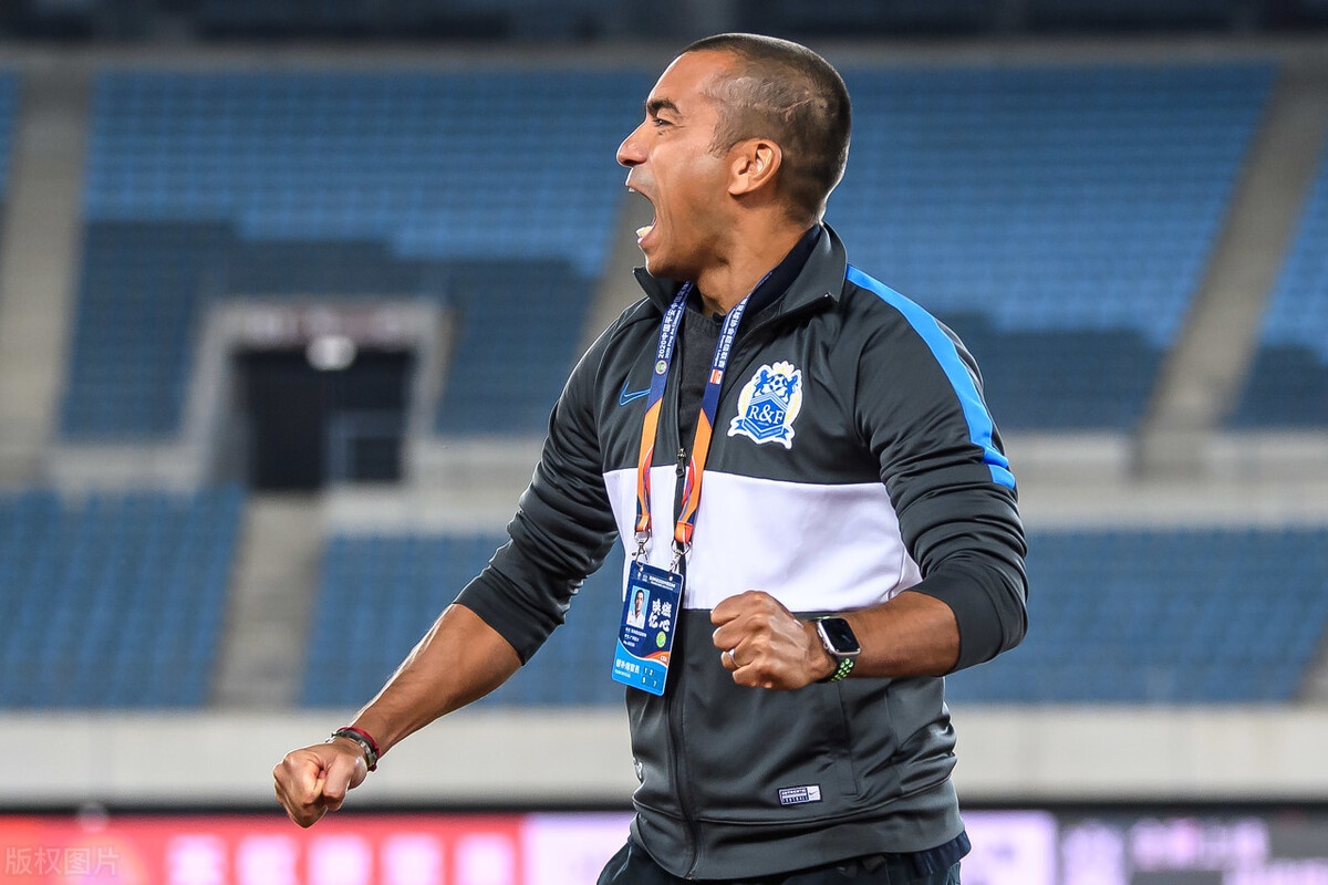 广州富力困扰不断,球迷呼吁更换主帅的简单介绍 广州富力困扰不断,球迷呼吁更换主帅的简单介绍