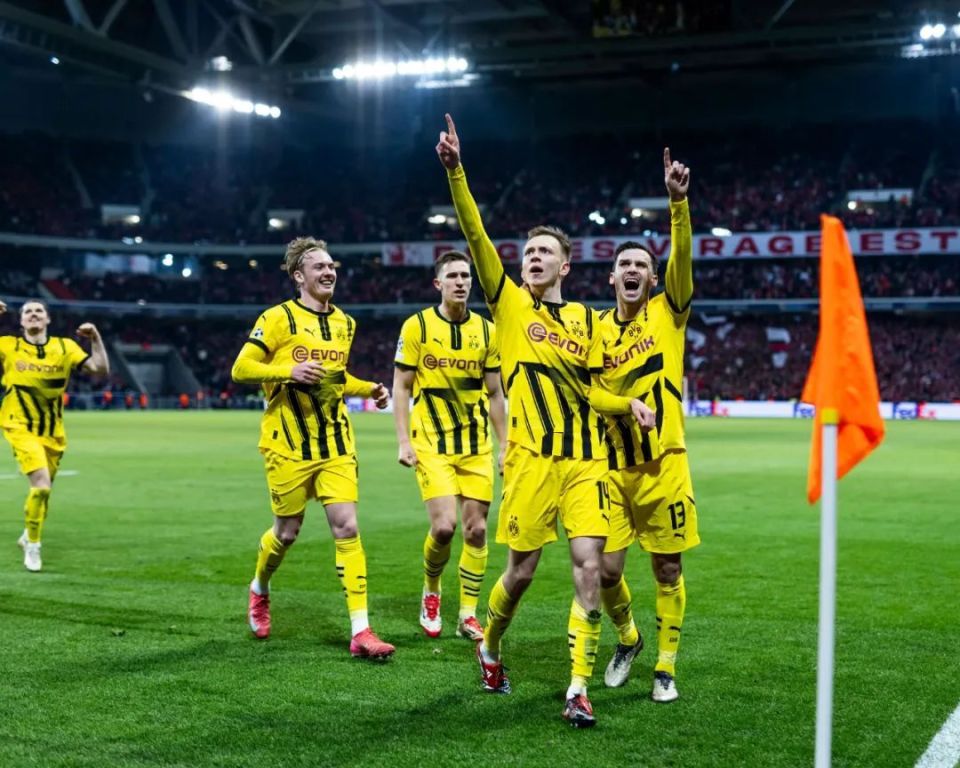 包含多特蒙德在主场力克奥格斯堡，积分榜稳定上升的词条