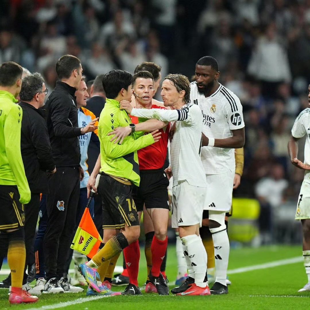 西班牙队遭遇英格兰队拼尽全力争胜