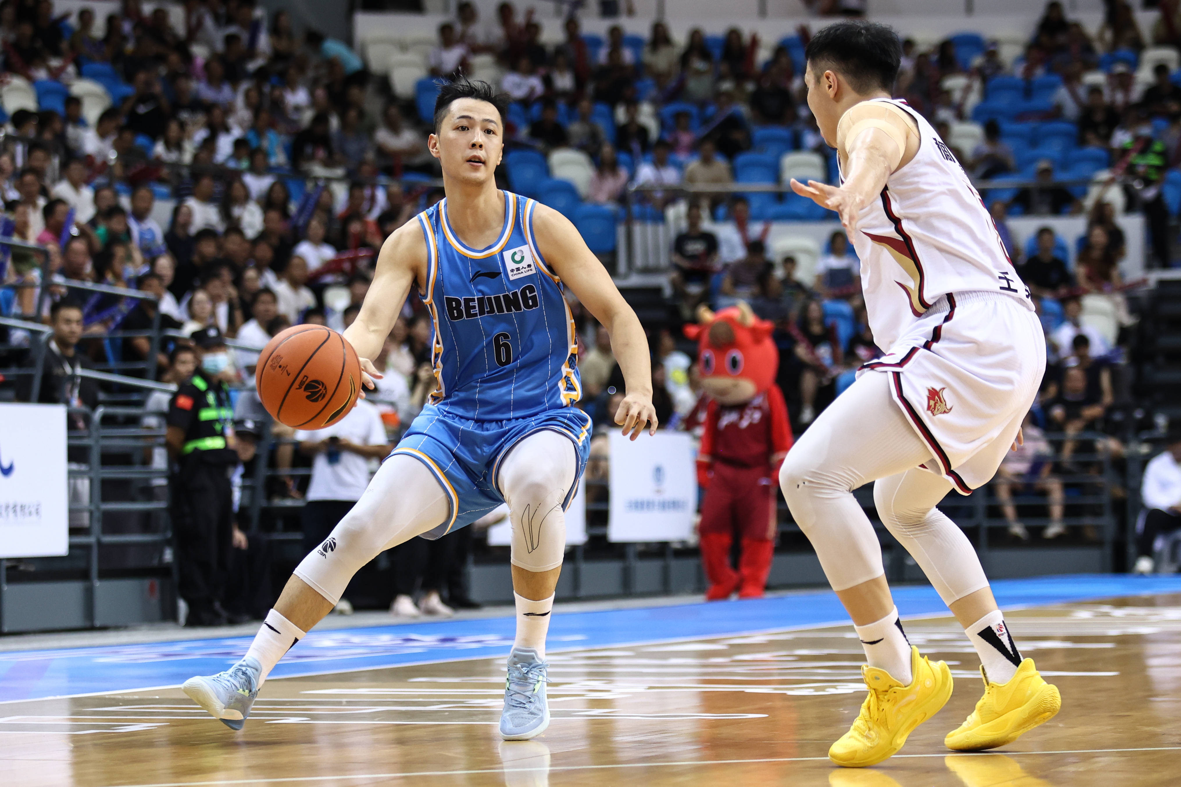 关于顶级职业篮球赛事引发球迷狂热,球场氛围激动人心的信息 关于顶级职业篮球赛事引发球迷狂热,球场氛围激动人心的信息