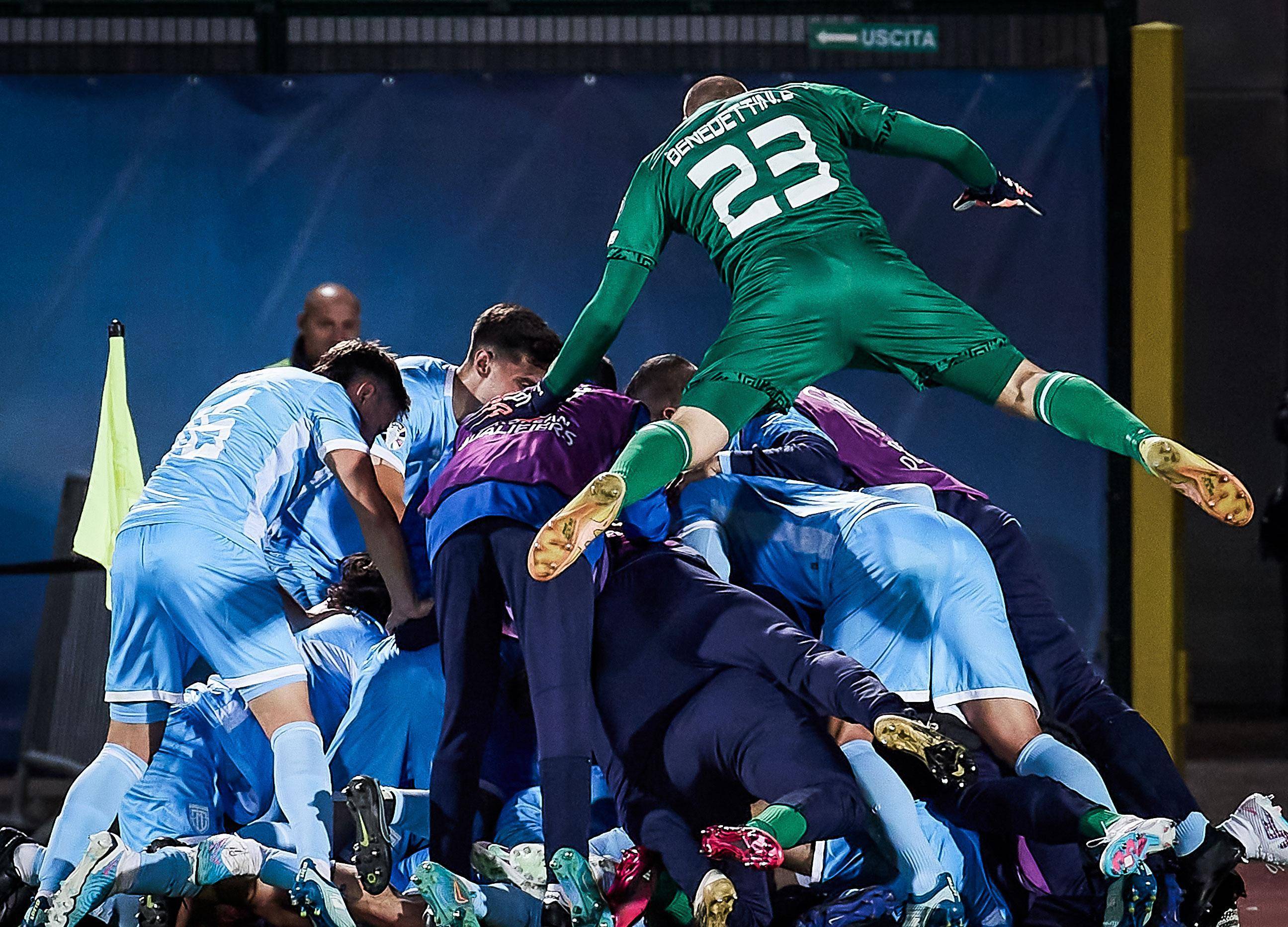 足球运动员展现出色技术,引发全场尖叫 足球运动员展现出色技术,引发全场尖叫